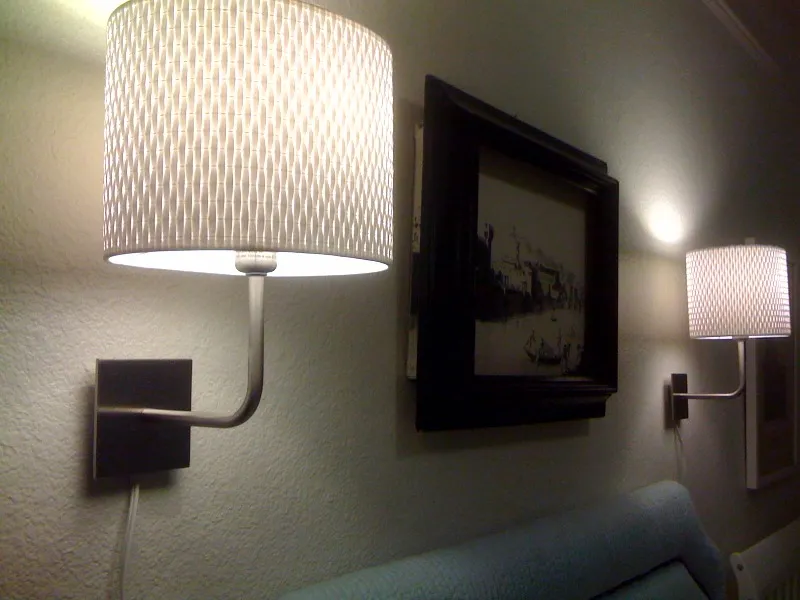 Lampa установить на телевизор. Бра в спальню. Бра светильники на стену. Настенные светильники в интерьере. Современные бра на стену.